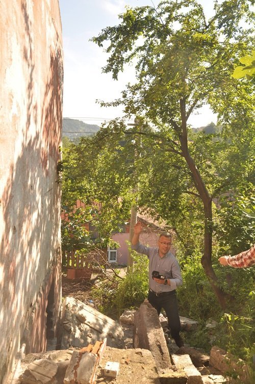 ZONGULDAK'TA ERİK TOPLAMAK İÇİN ÇIKTIĞI KÖMÜRLÜĞÜN ÇÖKMESİ SONUCU BETON YIĞINININ ALTINDA KALAN KADIN AĞIR YARALANDI. (SERTAÇ ÖZDEMİR/ZONGULDAK-İHA)