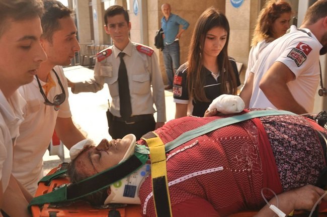 ZONGULDAK'TA ERİK TOPLAMAK İÇİN ÇIKTIĞI KÖMÜRLÜĞÜN ÇÖKMESİ SONUCU BETON YIĞINININ ALTINDA KALAN KADIN AĞIR YARALANDI. (SERTAÇ ÖZDEMİR/ZONGULDAK-İHA)