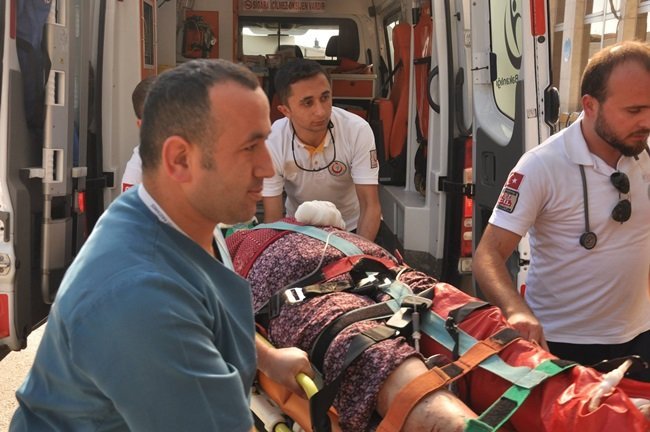 ZONGULDAK'TA ERİK TOPLAMAK İÇİN ÇIKTIĞI KÖMÜRLÜĞÜN ÇÖKMESİ SONUCU BETON YIĞINININ ALTINDA KALAN KADIN AĞIR YARALANDI. (SERTAÇ ÖZDEMİR/ZONGULDAK-İHA)