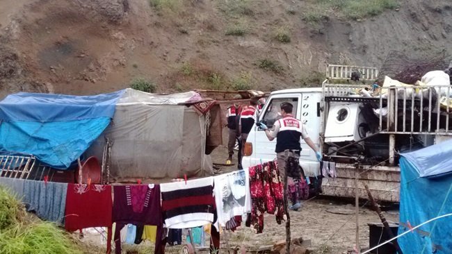 ZONGULDAK'IN EREĞLİ İLÇESİNE BAĞLI KURTLAR KÖYÜNDE BİR KİŞİ, TARTIŞTIĞI OĞLU TARAFINDAN POMPALI TÜFEKLE VURULARAK ÖLDÜRÜLDÜ. JANDARMA OLAY YERİNDE İNCELEME YAPTI. (İHA/ZONGULDAK-İHA)
