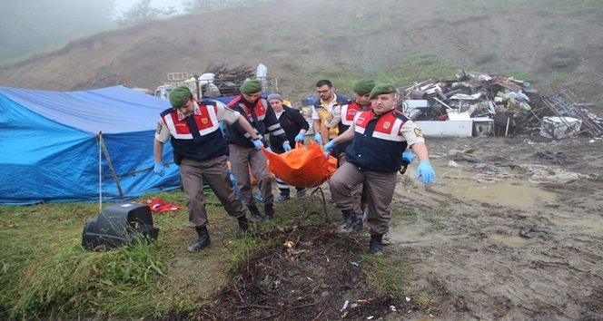 OĞLU TARAFINDAN ÖLDÜRÜLEN 37 YAŞINDAKİ ERKAN DUMANLININ CENAZESİ ALAPLI DEVLET HASTANESİ MORGUNA KALDIRILDI. (İHA/ZONGULDAK-İHA)