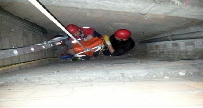 EVİNE GİDERKEN APARTMAN BOŞLUĞUNA DÜŞTÜ