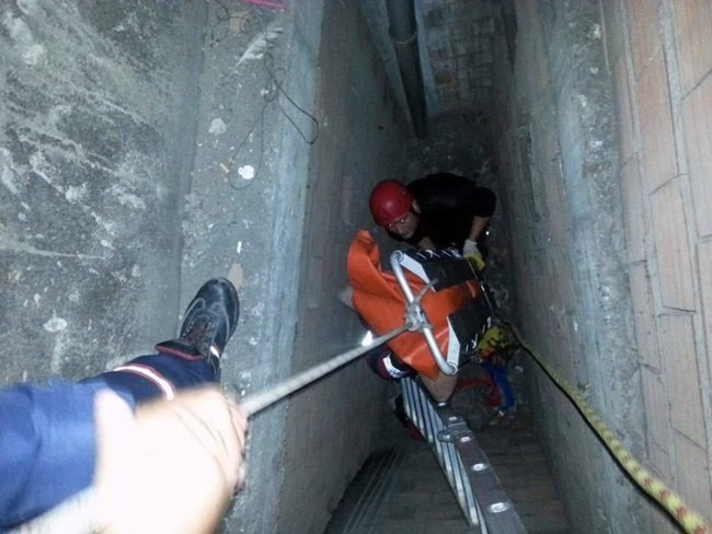 ZONGULDAK'IN EREĞLİ İLÇESİNDE BİR KİŞİ, EVİNE GİDERKEN APARTMAN BOŞLUĞUNA DÜŞTÜ. YARALANAN ŞAHIS, İTFAİYE EKİPLERİ TARAFINDAN KURTARILARAK HASTANEYE KALDIRILDI. (VEDAT KILIÇ/ZONGULDAK-İHA)