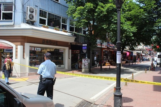 BARTIN’DA BİR ANA CADDE ÜZERİNE BIRAKILAN ŞÜPHELİ ÇANTA BOMBA PANİĞİNE NEDEN OLDU. ÇANTAYI GÖRMEK İSTEYEN VATANDAŞLAR KIYASIYA YARIŞTI. (MUSTAFA KURT - SERKAN ARAT/BARTIN-İHA)