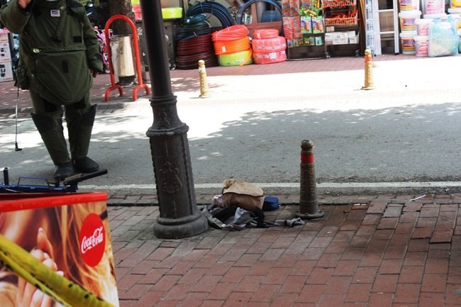 BARTIN’DA BİR ANA CADDE ÜZERİNE BIRAKILAN ŞÜPHELİ ÇANTA BOMBA PANİĞİNE NEDEN OLDU. ÇANTAYI GÖRMEK İSTEYEN VATANDAŞLAR KIYASIYA YARIŞTI. (MUSTAFA KURT - SERKAN ARAT/BARTIN-İHA)