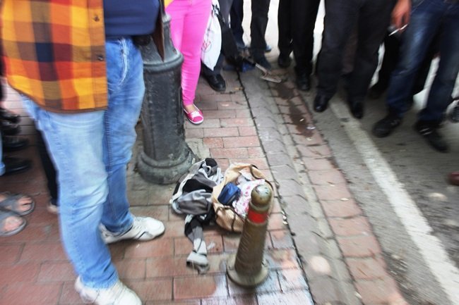 BARTIN’DA BİR ANA CADDE ÜZERİNE BIRAKILAN ŞÜPHELİ ÇANTA BOMBA PANİĞİNE NEDEN OLDU. ÇANTAYI GÖRMEK İSTEYEN VATANDAŞLAR KIYASIYA YARIŞTI. (MUSTAFA KURT - SERKAN ARAT/BARTIN-İHA)