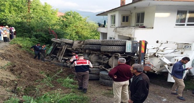 BETON MİKSERİ EVİN BAHÇESİNE UÇTU
