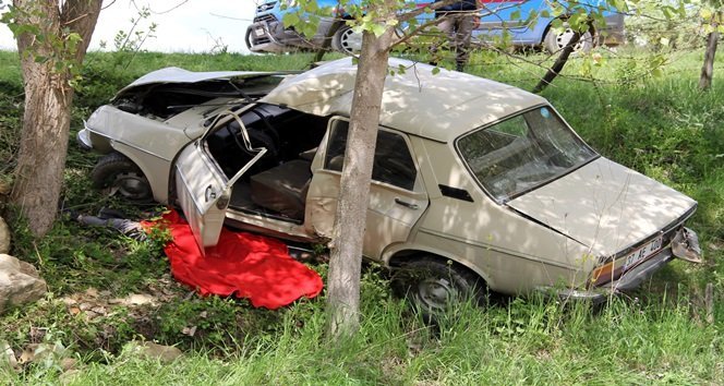 KASTAMONU’DA EHLİYETİ OLMAYAN ARKADAŞINA ŞOFÖRLÜK YAPAN BİR KİŞİ, GEÇİRDİĞİ KAZA SONUCU HAYATINI KAYBETTİ. (SERKAN YILMAZ - VEDAT YUNUS İKİZOĞLU/KASTAMONU-İHA)