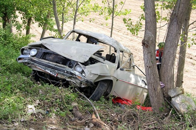 KASTAMONU’DA EHLİYETİ OLMAYAN ARKADAŞINA ŞOFÖRLÜK YAPAN BİR KİŞİ, GEÇİRDİĞİ KAZA SONUCU HAYATINI KAYBETTİ. (SERKAN YILMAZ - VEDAT YUNUS İKİZOĞLU/KASTAMONU-İHA)