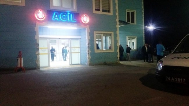 BARTIN-AMASRA KARAYOLU TOPDERESİ KÖYÜ YOL AYRIMINDA 2 OTOMOBİLİN ÇARPIŞTIĞI TRAFİK KAZASINDA 1 KİŞİ HAYATINI KAYBEDERKEN, 2 KİŞİ YARALANDI. (MUSTAFA KURT/BARTIN-İHA)