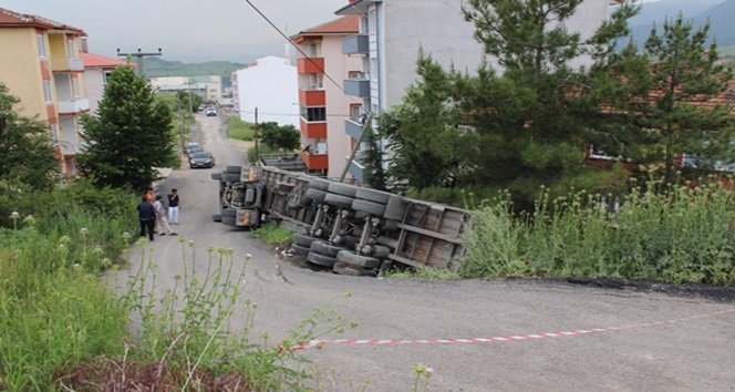 TUĞLA YÜKLÜ TIR DEVRİLDİ: 2 YARALI