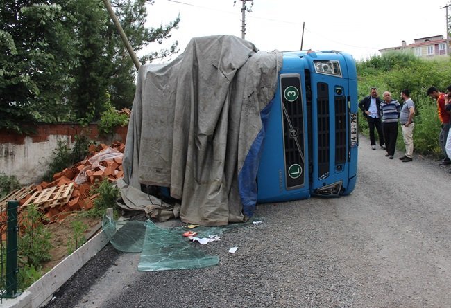 KARABÜK’TE BİR İNŞAATA TUĞLA TAŞIYAN TIR DAR YOLDAN DÖNÜŞ YAPTIĞI SIRADA YAN YATTI. (YASİN ERDEM/KARABÜK-İHA)