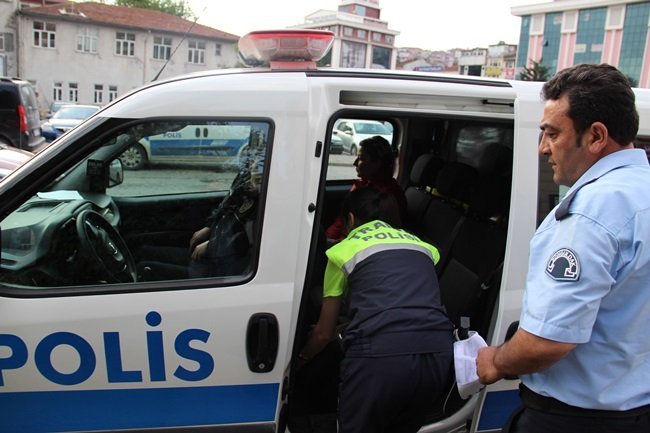 KDZ. EREĞLİ'DE POLİS EKİPLERİ FUHUŞ OPERASYONU DÜZENLEDİ, 4 KİŞİ GÖZALTINA ALINDI. (VEDAT KILIÇ/ZONGULDAK-İHA)