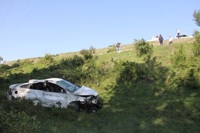 KASTAMONU’DA BİR OTOMOBİLİN TARLAYA UÇMASI SONUCU MEYDANA GELEN KAZADA 3 KİŞİ YARALANDI. (VEDAT YUNUS İKİZOĞLU/KASTAMONU-İHA)