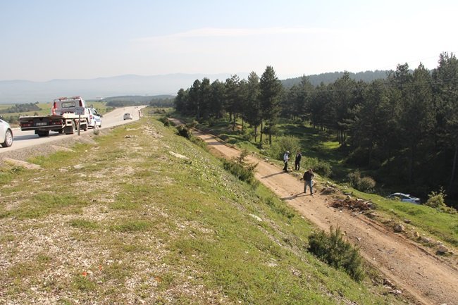 KASTAMONU’DA BİR OTOMOBİLİN TARLAYA UÇMASI SONUCU MEYDANA GELEN KAZADA 3 KİŞİ YARALANDI. (VEDAT YUNUS İKİZOĞLU/KASTAMONU-İHA)