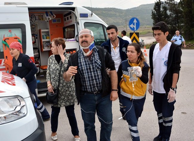KARABÜK’TE MEYDANA GELEN TRAFİK KAZASINDA 4 KİŞİ YARALANDI. KAZADAN YARALI KURTULAN SÜRÜCÜ, SAĞLIK EKİPLERİNİN MÜDAHALE ETTİĞİ SIRADA, "BEN Mİ YAPMIŞIM KAZAYI? HATIRLAMIYORUM" DEDİ. (YASİN ERDEM/KARABÜK-İHA)
