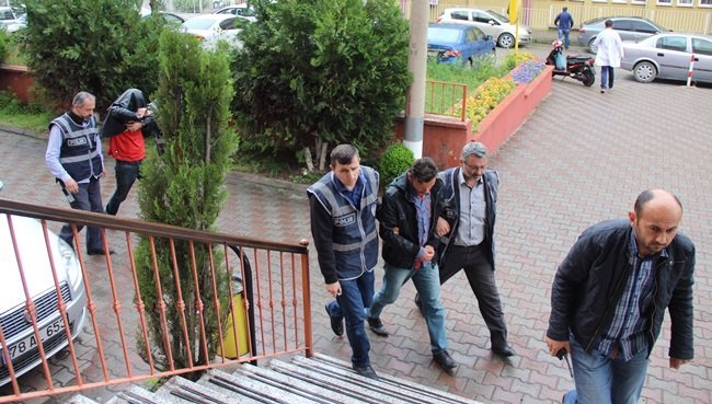 KARABÜK’TE ÖNCEKİ GÜN BİR BANKAYA AİT ATM CİHAZINDA ÜNİVERSİTE ÖĞRENCİSİ TARAFINDAN FARK EDİLEN KART KOPYALAMA VE ŞİFRELERİN TESPİTİ İÇİN GİZLİ KAMERA DÜZENEĞİNİ YERLEŞTİREN 3 ŞAHIS YAKALANDI. (YASİN ERDEM/KARABÜK-İHA)