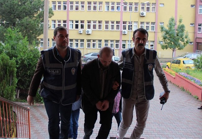 KARABÜK’TE ÖNCEKİ GÜN BİR BANKAYA AİT ATM CİHAZINDA ÜNİVERSİTE ÖĞRENCİSİ TARAFINDAN FARK EDİLEN KART KOPYALAMA VE ŞİFRELERİN TESPİTİ İÇİN GİZLİ KAMERA DÜZENEĞİNİ YERLEŞTİREN 3 ŞAHIS YAKALANDI. (YASİN ERDEM/KARABÜK-İHA)