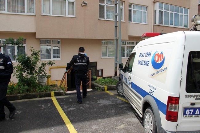 ZONGULDAK'IN EREĞLİ İLÇESİNDE 24 YAŞINDAKİ FURKAN D., GİRDİĞİ BUNALIM SONUCU KENDİNİ KABLO İLE ASARAK İNTİHAR ETTİ. KISA SÜREDE OLAY YERİNE GELEN SAĞLIK EKİPLERİNCE YAPILAN İLK KONTROLDE FURKAN D.'NİN ÖLDÜĞÜ BELİRLENDİ. (VEDAT KILIÇ/ZONGULDAK-İHA)