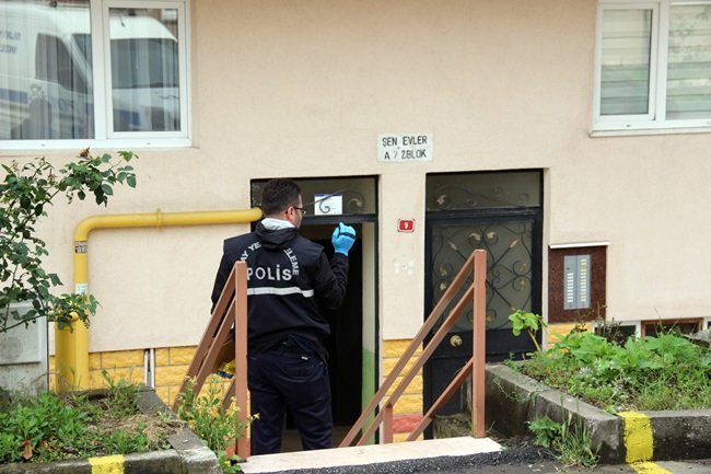 ZONGULDAK'IN EREĞLİ İLÇESİNDE 24 YAŞINDAKİ FURKAN D., GİRDİĞİ BUNALIM SONUCU KENDİNİ KABLO İLE ASARAK İNTİHAR ETTİ. KISA SÜREDE OLAY YERİNE GELEN SAĞLIK EKİPLERİNCE YAPILAN İLK KONTROLDE FURKAN D.'NİN ÖLDÜĞÜ BELİRLENDİ. (VEDAT KILIÇ/ZONGULDAK-İHA)