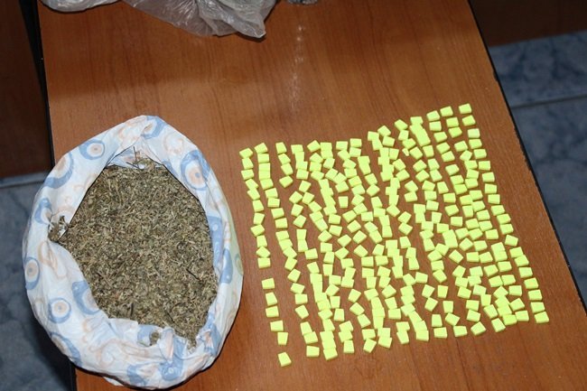 DEVREK'TE UYUŞTURUCU TACİRLERİ POLİSTEN KAÇAMADI. (FİKRİ ERDEM/ZONGULDAK-İHA)