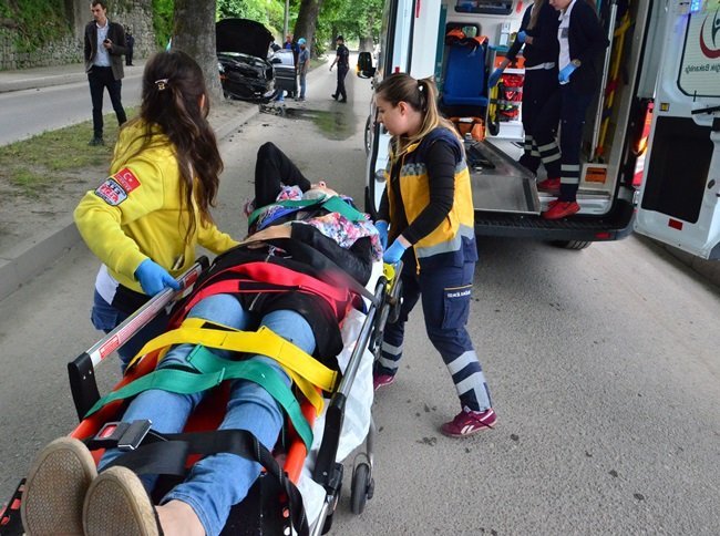 KAZADA YARALANANLAR AMBULANSLA HASTANEYE KALDIRILDI. (ONUR ALTINDAĞ - SERTAÇ ÖZDEMİR/ZONGULDAK-İHA)