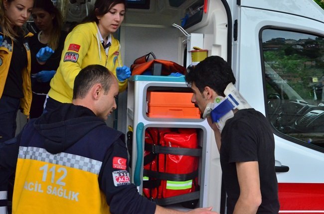 MEYDANA GELEN TRAFİK KAZASINDA İKİ KİŞİ YARALANDI. KAZADA YARALANANLAR AMBULANSLA HASTANEYE KALDIRILDI. (ONUR ALTINDAĞ - SERTAÇ ÖZDEMİR/ZONGULDAK-İHA)