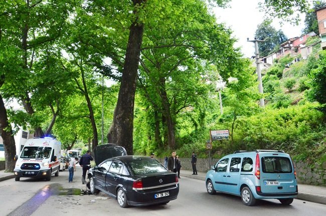 KONTROLDEN ÇIKAN OTOMOBİL ORTA REFÜJDEKİ AĞACA ÇARPARAK DURABİLDİ. (ONUR ALTINDAĞ - SERTAÇ ÖZDEMİR/ZONGULDAK-İHA)