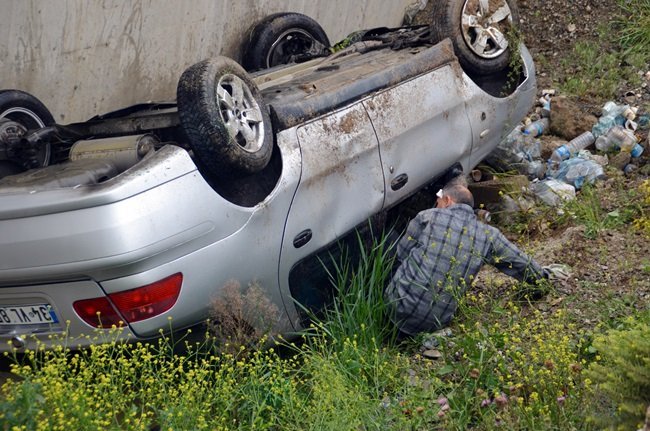 KASTAMONU'NUN TOSYA İLÇESİNDE KANALA UÇAN OTOMOBİLDEKİ 2 KİŞİ YARALANDI. (SEDAT AĞACIKOĞLU/KASTAMONU-İHA)