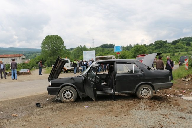 ZONGULDAK'IN EREĞLİ İLÇESİNDE İKİ OTOMOBİLİN KAFA KAFAYA ÇARPIŞMASI SONUCU MEYDANA GELEN KAZADA 4 KİŞİ YARALANDI. (VEDAT KILIÇ/ZONGULDAK-İHA)