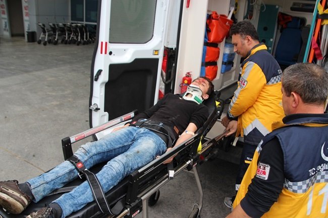 ZONGULDAK'IN EREĞLİ İLÇESİNDE İKİ OTOMOBİLİN KAFA KAFAYA ÇARPIŞMASI SONUCU MEYDANA GELEN KAZADA 4 KİŞİ YARALANDI. KAZADA YARALANANLAR AMBULANSLARLA KDZ. EREĞLİ DEVLET HASTANESİNE KALDIRILARAK TEDAVİ ALTINA ALINDI. (VEDAT KILIÇ/ZONGULDAK-İHA)