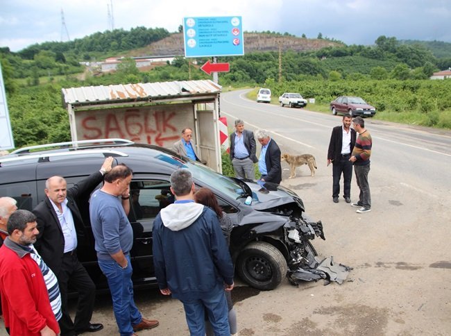 ZONGULDAK'IN EREĞLİ İLÇESİNDE İKİ OTOMOBİLİN KAFA KAFAYA ÇARPIŞMASI SONUCU MEYDANA GELEN KAZADA 4 KİŞİ YARALANDI. (VEDAT KILIÇ/ZONGULDAK-İHA)