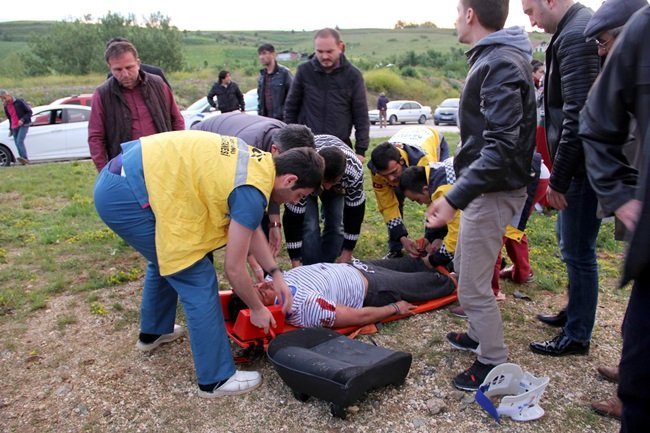 TOSYA-KASTAMONU KARAYOLUNDA DOĞU ÇEVRE YOLU KAVŞAĞINDA ÜÇ ARACIN KARIŞTIĞI ZİNCİRLEME KAZADA 9 KİŞİ YARALANDI. (VEDAT YUNUS İKİZOĞLU/KASTAMONU-İHA)
