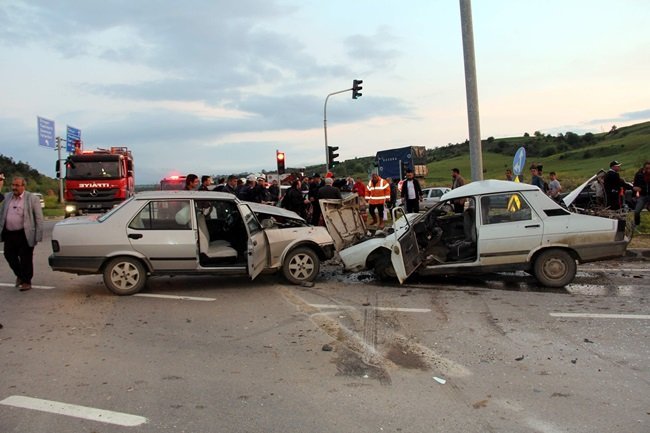 TOSYA-KASTAMONU KARAYOLUNDA DOĞU ÇEVRE YOLU KAVŞAĞINDA ÜÇ ARACIN KARIŞTIĞI ZİNCİRLEME KAZADA 9 KİŞİ YARALANDI. (VEDAT YUNUS İKİZOĞLU/KASTAMONU-İHA)