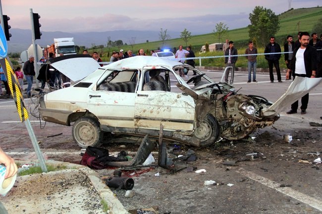 TOSYA-KASTAMONU KARAYOLUNDA DOĞU ÇEVRE YOLU KAVŞAĞINDA ÜÇ ARACIN KARIŞTIĞI ZİNCİRLEME KAZADA 9 KİŞİ YARALANDI. (VEDAT YUNUS İKİZOĞLU/KASTAMONU-İHA)