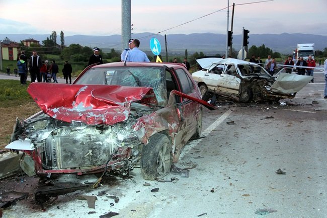 TOSYA-KASTAMONU KARAYOLUNDA DOĞU ÇEVRE YOLU KAVŞAĞINDA ÜÇ ARACIN KARIŞTIĞI ZİNCİRLEME KAZADA 9 KİŞİ YARALANDI. (VEDAT YUNUS İKİZOĞLU/KASTAMONU-İHA)