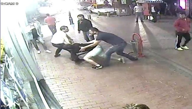 BARTIN'DA İKİ GRUP ARASINDA LAF ATMA NEDENİYLE ÇIKAN KAVGADA 1 KİŞİ BIÇAKLANARAK YARALANDI. YUMRUK VE TEKMELERİN HAVADA UÇUŞTUĞU KAVGA BİR İŞ YERİNİN GÜVENLİK KAMERALARINA SANİYE SANİYE YANSIDI. (MUSTAFA KURT/BARTIN-İHA)