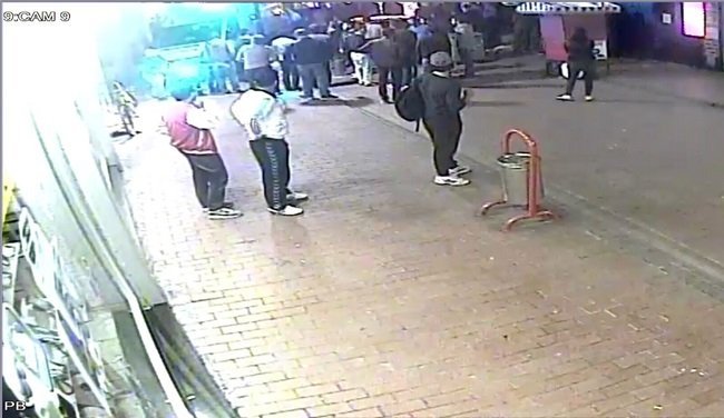 BARTIN'DA İKİ GRUP ARASINDA LAF ATMA NEDENİYLE ÇIKAN KAVGADA 1 KİŞİ BIÇAKLANARAK YARALANDI. YUMRUK VE TEKMELERİN HAVADA UÇUŞTUĞU KAVGA BİR İŞ YERİNİN GÜVENLİK KAMERALARINA SANİYE SANİYE YANSIDI. (MUSTAFA KURT/BARTIN-İHA)