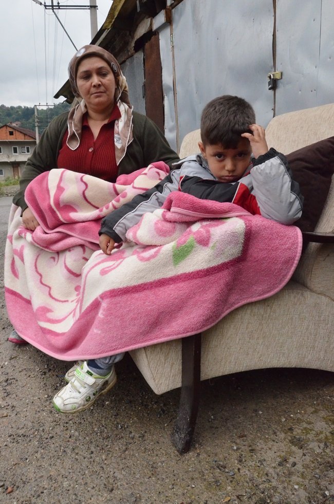 GÜLTEN TÜRKMEN, 4 YAŞINDAKİ TORUNU BERKECAN İLE YOL KENARINA KOYDUKLARI KOLTUKTA OTURARAK HAYIRSEVERLERDEN GELECEK HABERİ BEKLİYOR. (ÖMER TEKCAN - ONUR ALTINDAĞ/ZONGULDAK-İHA)