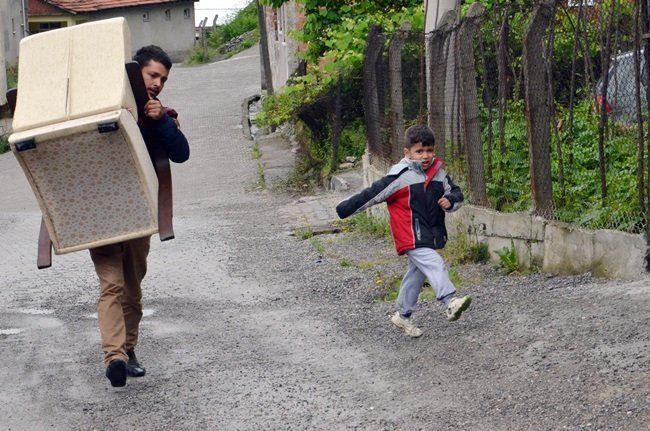 AİLE, İSTANBUL'DAN GELEN EŞYALARIN BİR KISMINI KOMŞULARININ EVİNE TAŞIDI. (ÖMER TEKCAN - ONUR ALTINDAĞ/ZONGULDAK-İHA)