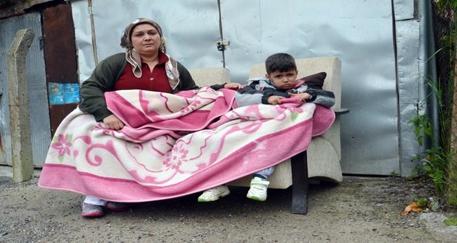 EŞYALARIYLA SOKAKTA KALDILAR