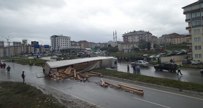 TIR DEVRİLDİ, FACİADAN DÖNÜLDÜ