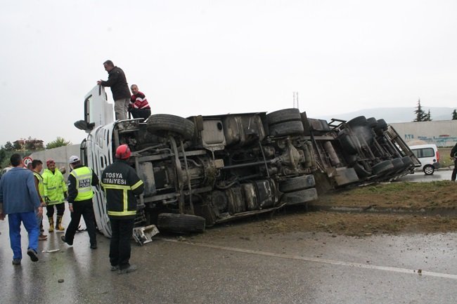 KASTAMONU'NUN TOSYA İLÇESİNDE ORTA REFÜJE ÇARPAN TIR DEVRİLDİ. KAZA SIRASINDA YOLDA HİÇBİR ARACIN BULUNMAMASI FACİAYI ÖNLEDİ. (SEDAT AĞACIKOĞLU/KASTAMONU-İHA)