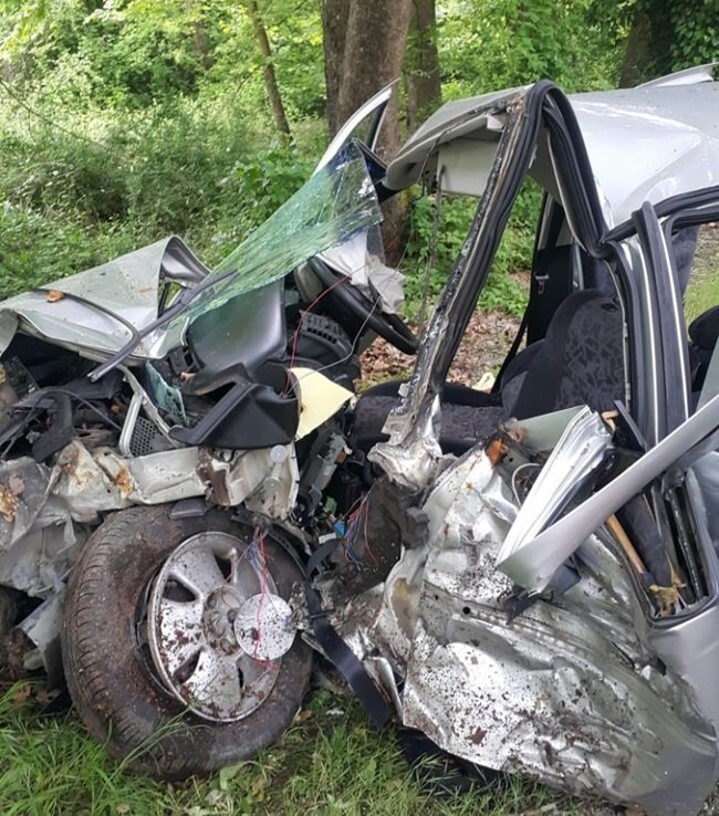 BARTIN'DA BİR OTOMOBİLİN YOLDAN ÇIKARAK AĞACA ÇARPMASI SONUCU MEYDANA GELEN TRAFİK KAZASINDA 2 KİŞİ ÖLDÜ, 1 KİŞİ YARALANDI. (MUSTAFA KURT/BARTIN-İHA)