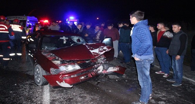 KDZ. EREĞLİ İLÇESİNDE DÜĞÜN EĞLENCESİNDEN DÖNEN YOLCULARI TAŞIYAN MİNİBÜS İLE OTOMOBİLİN ÇARPIŞMASI SONUCU 1 KİŞİ ÖLDÜ 14 KİŞİ YARALANDI. (VEDAT KILIÇ/ZONGULDAK-İHA)