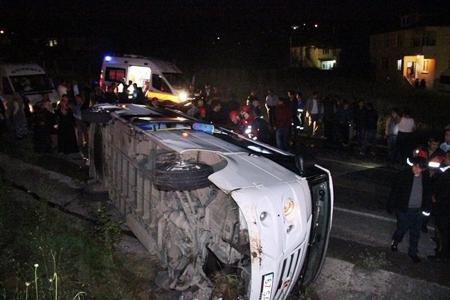 KDZ. EREĞLİ'DE OTOMOBİLLE ÇARPIŞAN MİNİBÜS SU KANALINA DEVRİLDİ. (VEDAT KILIÇ/ZONGULDAK-İHA)
