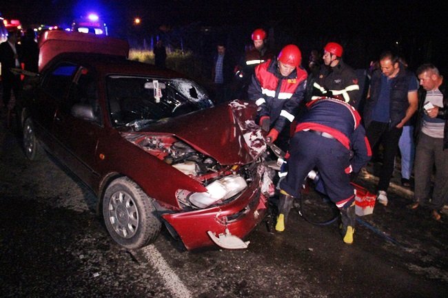 KDZ. EREĞLİ BELEDİYESİ İTFAİYE EKİPLERİ KAZA SONRASI OTOMOBİLDE YANGIN ÇIKMAMASI İÇİN AKÜ BAŞLIKLARINI SÖKTÜ. (VEDAT KILIÇ/ZONGULDAK-İHA)