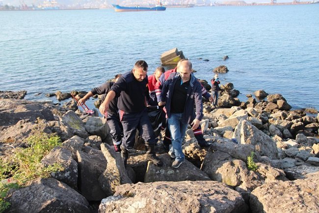 ZONGULDAK'IN EREĞLİ İLÇESİNDE, SABAHA KARŞI EVİNDEN ÇIKARAK ORTADAN KAYBOLAN KADININ DENİZDE CESEDİ BULUNDU. (VEDAT KILIÇ/ZONGULDAK-İHA)