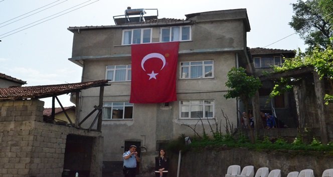 ŞEHİDİN DEVREK İLÇESİ KARŞIYAKA MAHALLESİ'NDEKİ EVİNE TÜRK BAYRAĞI ASILDI. (FİKRİ ERDEM - ONUR ALTINDAĞ - SERTAÇ ÖZDEMİR/ZONGULDAK-İHA)