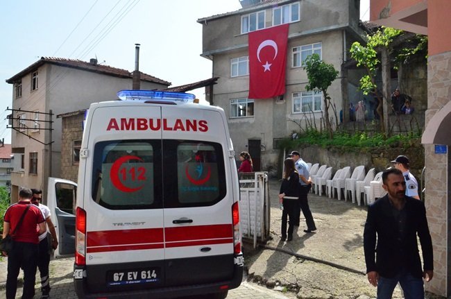SAĞLIK EKİPLERİ DE ŞEHİDİN EVİNİN ÖNÜNDE HAZIR BEKLETİLDİ. (FİKRİ ERDEM - ONUR ALTINDAĞ - SERTAÇ ÖZDEMİR/ZONGULDAK-İHA)